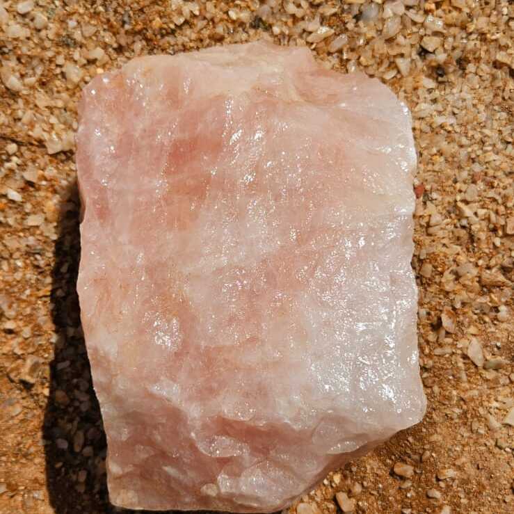 LARGE ROSE QUARTZ (PER KG)